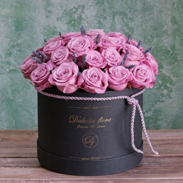 Фиолетовые розы в коробке