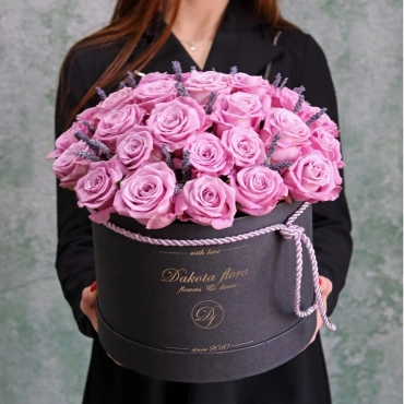 Фиолетовые розы в коробке