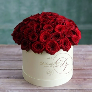 Красные розы в белой коробке