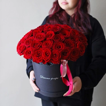 Красные розы в черной коробочке