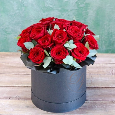 Красные розы в черной коробочке