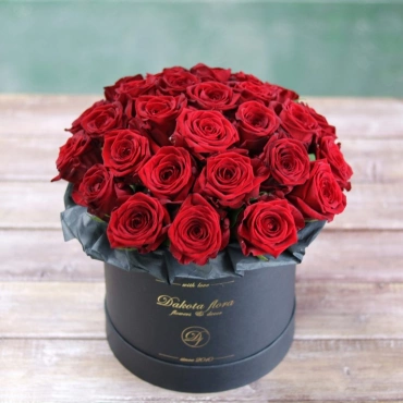 Красные розы в черной коробочке