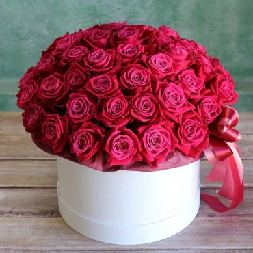 Малиновые розы в коробке