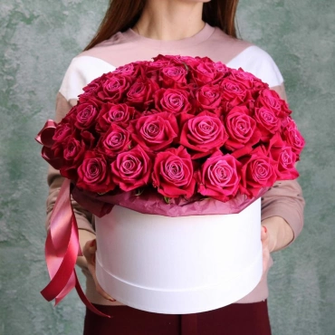 Малиновые розы в коробке