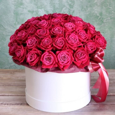 Малиновые розы в коробке