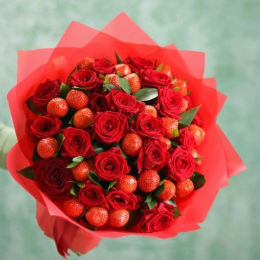 Букет из роз и клубники