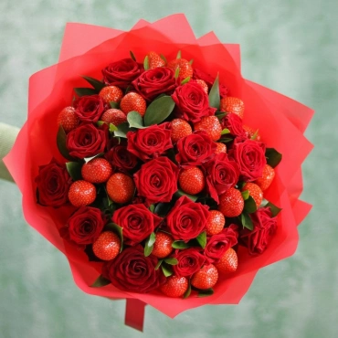 Букет из роз и клубники