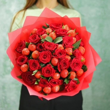 Букет из роз и клубники