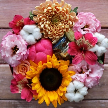 Цветы с баночкой джема в коробке