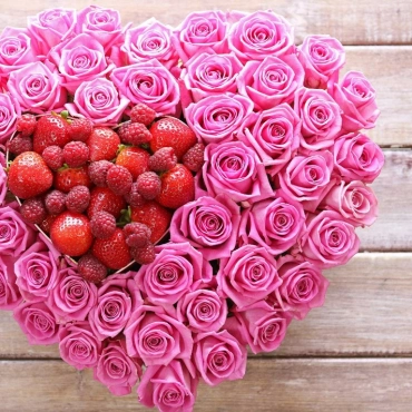 Сердце из роз с ягодами