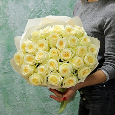 Букет из белых роз 70 см