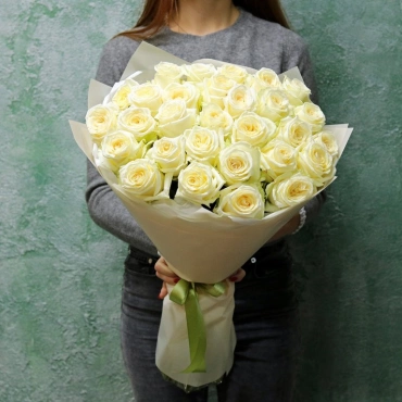 Букет из белых роз 70 см