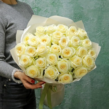 Букет из белых роз 70 см