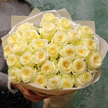 Букет из белых роз 70 см