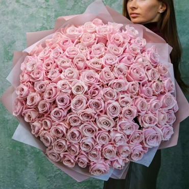 Большой букет розовых роз