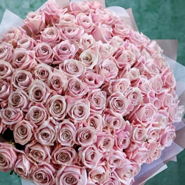 Большой букет розовых роз