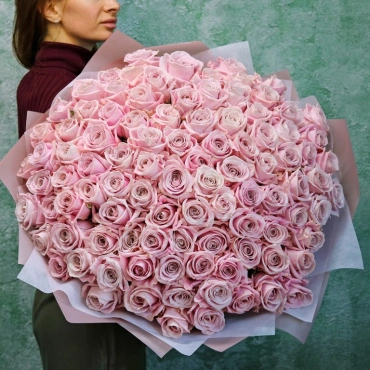 Большой букет розовых роз