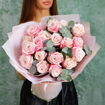 Нежно-розовые розы букет