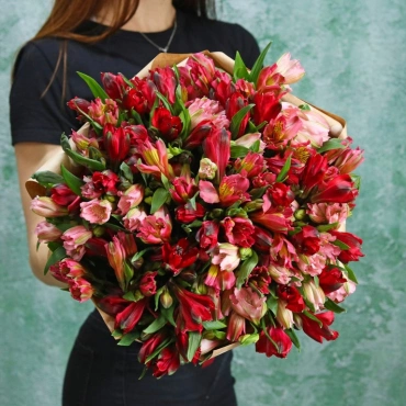 Букет розовых и красных альстромерий