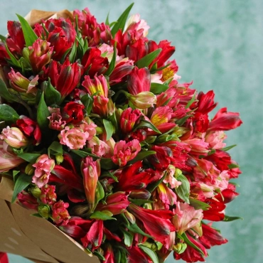 Букет розовых и красных альстромерий