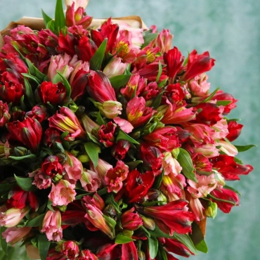 Букет розовых и красных альстромерий