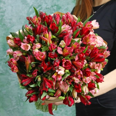 Букет розовых и красных альстромерий
