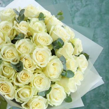 Букет белых роз с эвкалиптом