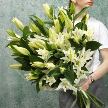 Букет белых лилий