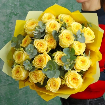 Букет из желтых роз и эвкалипта