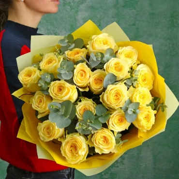 Букет из желтых роз и эвкалипта