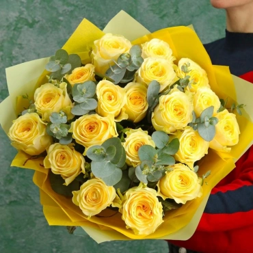 Букет из желтых роз и эвкалипта