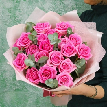 Букет розовых роз с эвкалиптом