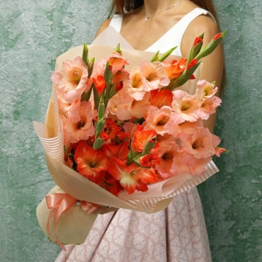 Букет коралловых гладиолусов