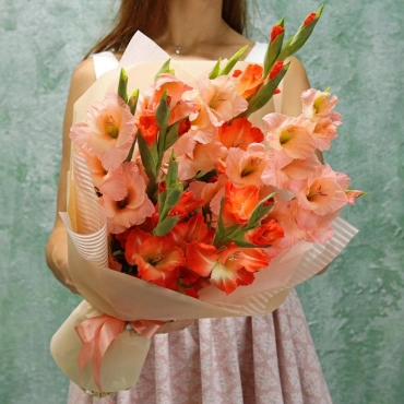 Букет коралловых гладиолусов