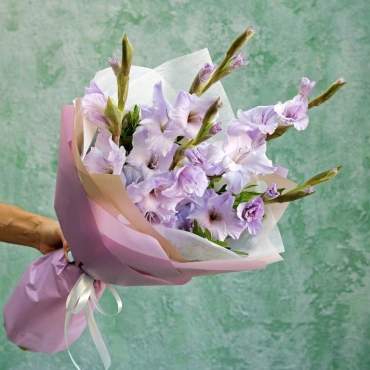 Букет из лавандовых гладиолусов
