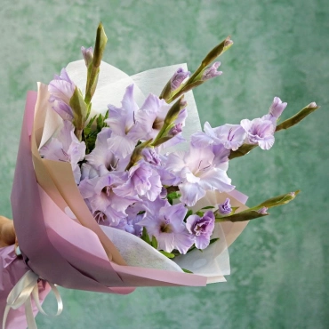 Букет из лавандовых гладиолусов
