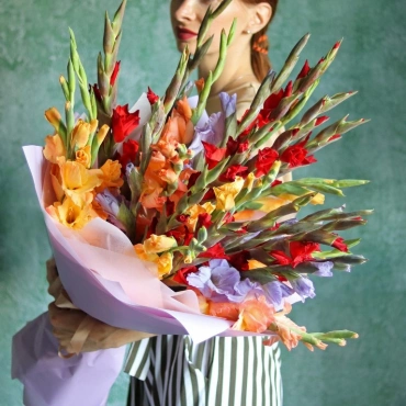 Гладиолусы букет