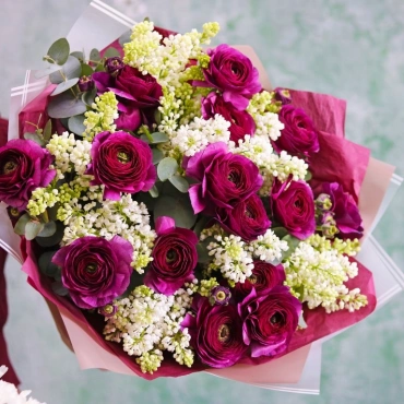 Белая сирень и фиолетовые ранункулюсы букет