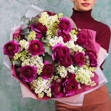 Белая сирень и фиолетовые ранункулюсы букет