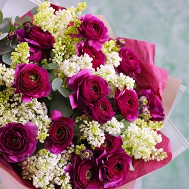 Белая сирень и фиолетовые ранункулюсы букет