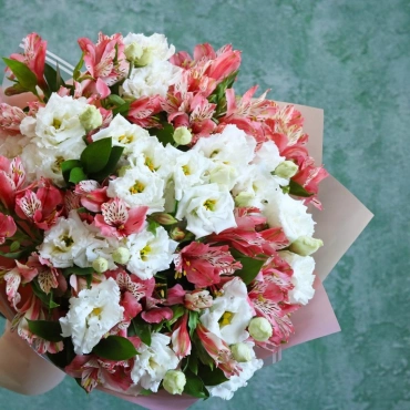 Букет из альстромерии и эустомы