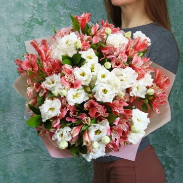 Букет из альстромерии и эустомы