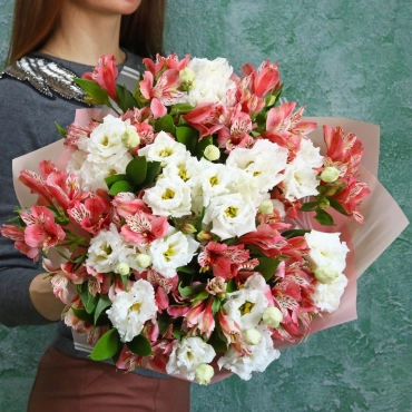 Букет из альстромерии и эустомы