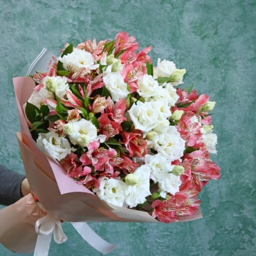 Букет из альстромерии и эустомы