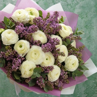 Фиолетовая сирень и белые ранункулюсы букет