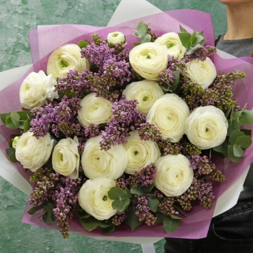 Фиолетовая сирень и белые ранункулюсы букет