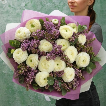 Фиолетовая сирень и белые ранункулюсы букет