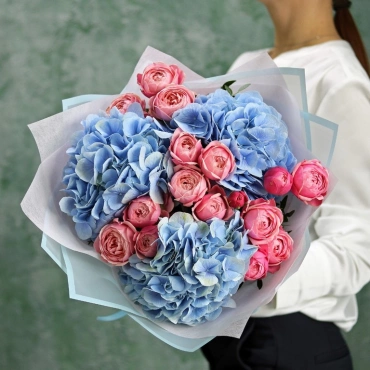 Пионовидная роза Сильва Пинк и гортензия