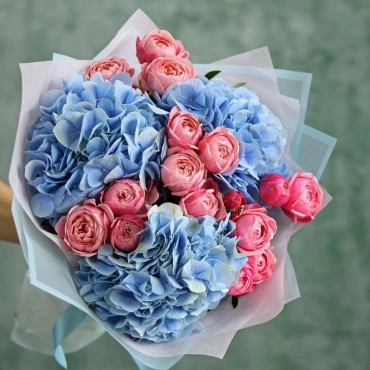 Пионовидная роза Сильва Пинк и гортензия