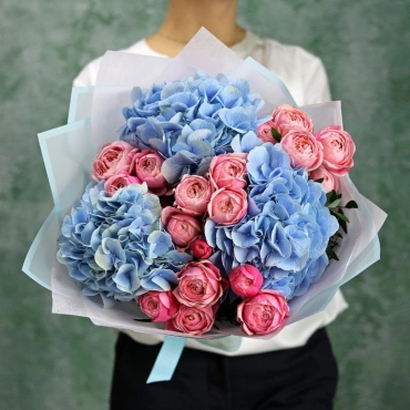 Пионовидная роза Сильва Пинк и гортензия